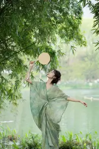 Xiao He's Ethereal Beauty by the Water: A Poetic Glimpse into YiTuYu Vol.8571's Traditional Charm - image 1