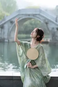 Xiao He's Ethereal Beauty by the Water: A Poetic Glimpse into YiTuYu Vol.8571's Traditional Charm - image 0