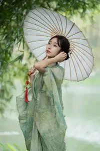Xiao He's Ethereal Beauty by the Water: A Poetic Glimpse into YiTuYu Vol.8571's Traditional Charm - image 4