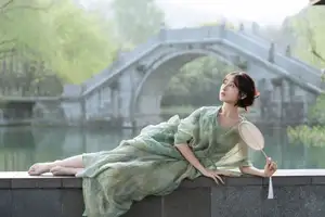 Xiao He's Ethereal Beauty by the Water: A Poetic Glimpse into YiTuYu Vol.8571's Traditional Charm - image 7