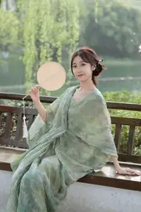 Xiao He's Ethereal Beauty by the Water: A Poetic Glimpse into YiTuYu Vol.8571's Traditional Charm - image 13
