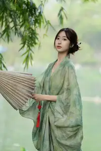 Xiao He's Ethereal Beauty by the Water: A Poetic Glimpse into YiTuYu Vol.8571's Traditional Charm - image 5