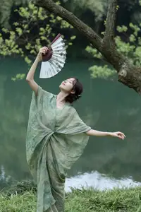 Xiao He's Ethereal Beauty by the Water: A Poetic Glimpse into YiTuYu Vol.8571's Traditional Charm - image 9