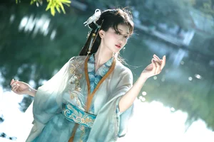The Beauty of Jian Jia: YITUYU Art Language Featuring Er Liang Feng Yue - image 10