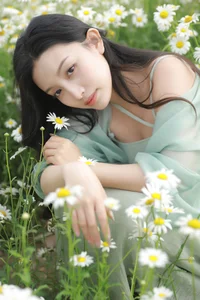 YiTuYu Art Language Vol.7001: Exquisite Visual Artistry with Model Jing Zi Jinns - image 1