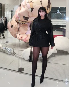 Redefining Beauty Standards: The 85kg Influencer Taking Street Style by Storm with Confidence and Curves - image 5