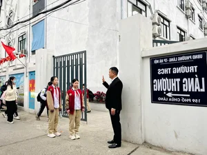 Heartwarming Viral Photo of a Dedicated Teacher in Hanoi Captures the Internet's Attention - image 2