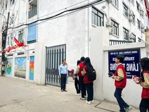 Heartwarming Viral Photo of a Dedicated Teacher in Hanoi Captures the Internet's Attention - image 3