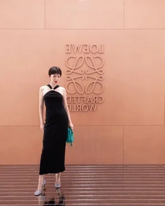Toc Tien Shines Alongside Yang Mi and Baifern Pimchanok at LOEWE Crafted Exhibition - image 3