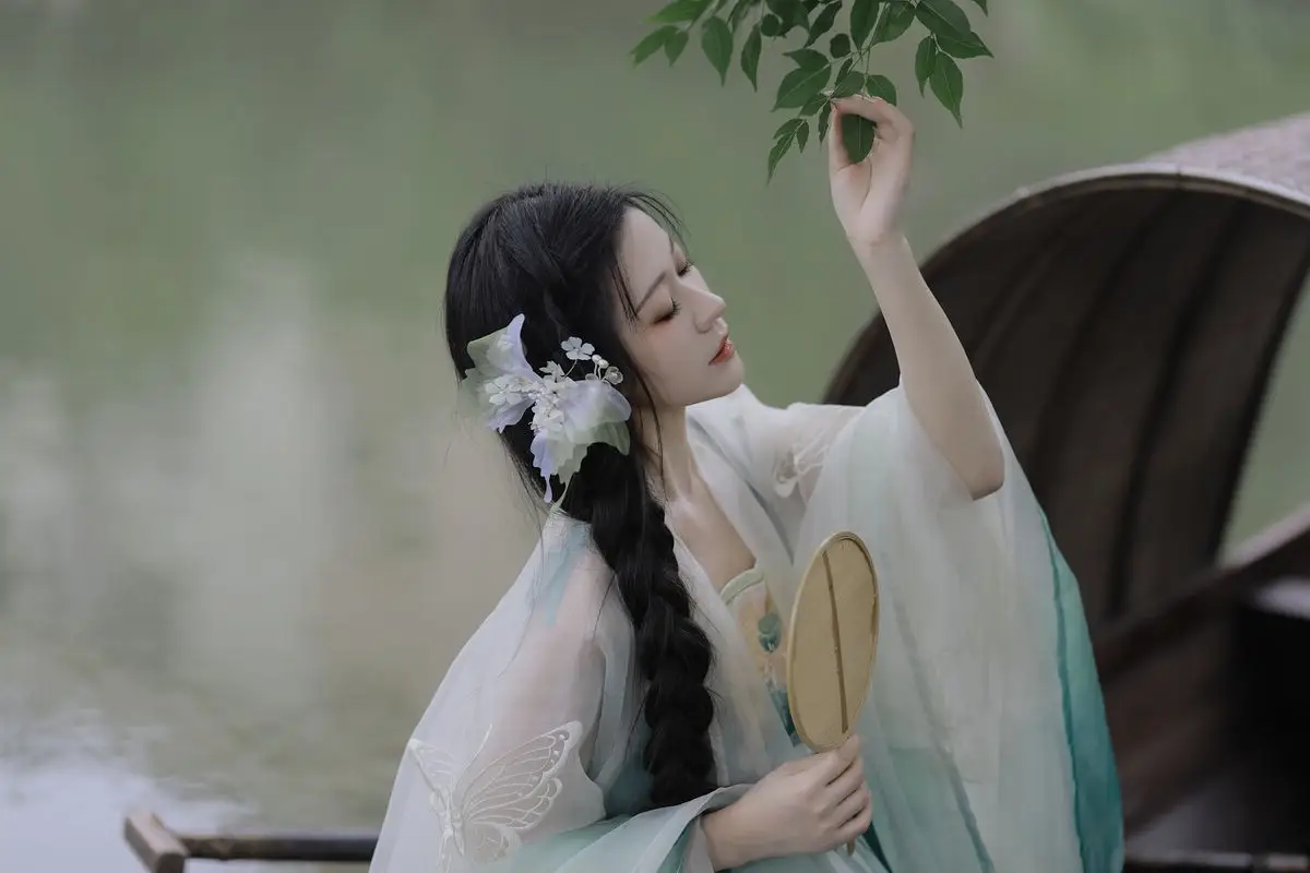 Wu Yue's Serene Classical Beauty in Traditional Attire - YiTuYu Vol.8711