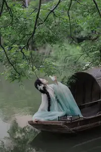Wu Yue's Serene Classical Beauty in Traditional Attire - YiTuYu Vol.8711 - image 1