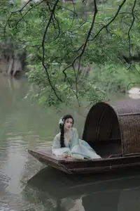 Wu Yue's Serene Classical Beauty in Traditional Attire - YiTuYu Vol.8711 - image 11