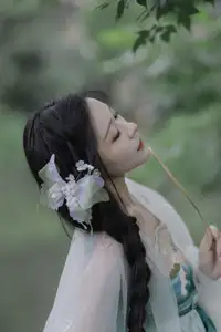Wu Yue's Serene Classical Beauty in Traditional Attire - YiTuYu Vol.8711 - image 13