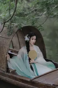Wu Yue's Serene Classical Beauty in Traditional Attire - YiTuYu Vol.8711 - image 3