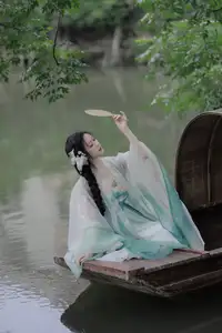 Wu Yue's Serene Classical Beauty in Traditional Attire - YiTuYu Vol.8711 - image 2