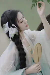 Wu Yue's Serene Classical Beauty in Traditional Attire - YiTuYu Vol.8711 - image 15