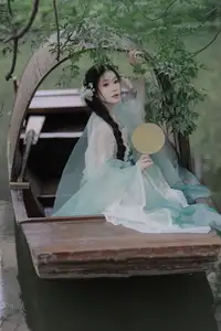 Wu Yue's Serene Classical Beauty in Traditional Attire - YiTuYu Vol.8711 - image 6