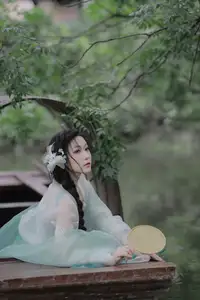 Wu Yue's Serene Classical Beauty in Traditional Attire - YiTuYu Vol.8711 - image 7