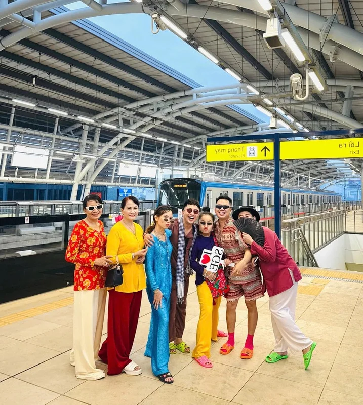 Urban Style and Modern Transit: Trendy Fashion Check-in at Ben Thanh Metro