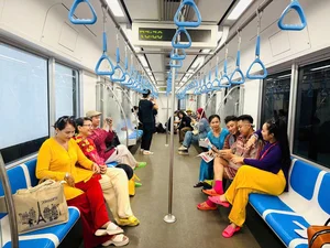 Urban Style and Modern Transit: Trendy Fashion Check-in at Ben Thanh Metro - image 1