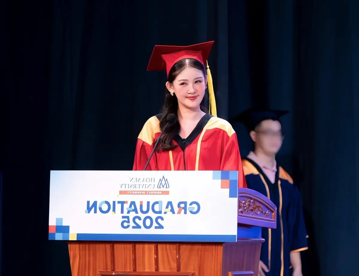 Pham Ngan Anh: Stylish Lecturer Captivates With Special Campus Rules