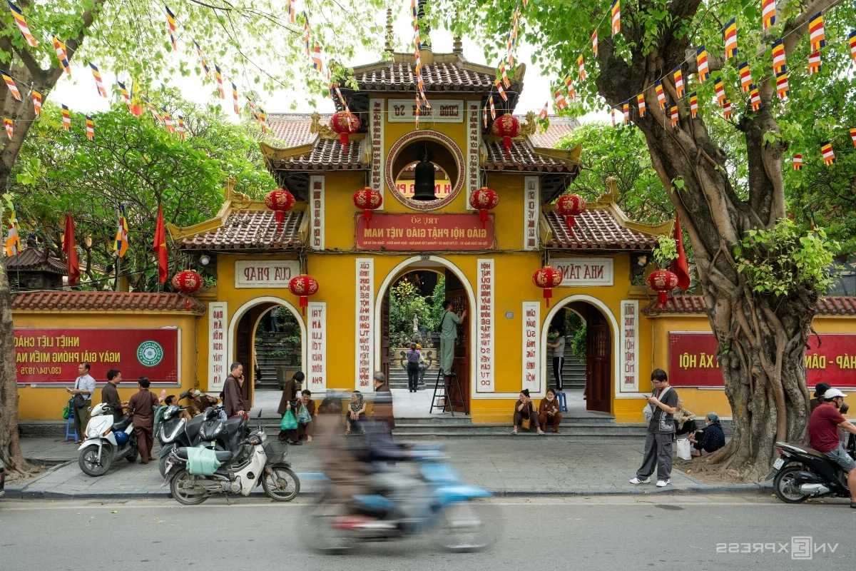 Ancient Hanoi Temple Hosts Sacred Procession for 500 Year Old Relics