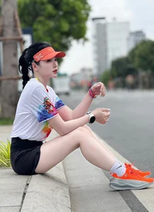 Loan Barbie: The 'Running Goddess' Captivating the Fitness Community with Grace and Strength - image 0