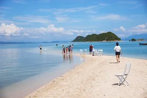 Diep Son Island: Walking Across the Sea on Vietnam’s Most Famous Sand Bridge - image 4