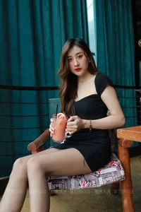 IESS Xia Xia Gray Silk Collection: Stunning 1.2m Legs in High-Fashion Photography - image 5
