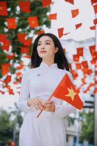 Radiant Beauty: Vietnamese Actress Lan Thy Celebrates Romantic Engagement to Her Conductor Boyfriend After Two Years of Love - image 2