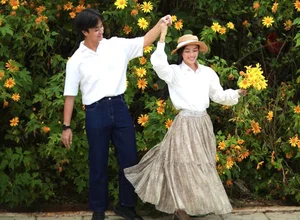 Radiant Beauty: Vietnamese Actress Lan Thy Celebrates Romantic Engagement to Her Conductor Boyfriend After Two Years of Love - image 1