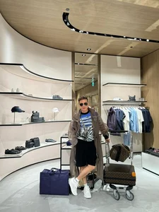 Vietnamese Entertainment Highlights: Dam Vinh Hung’s Airport Delay and Thanh Hang’s Stunning Fashion Moments - image 3