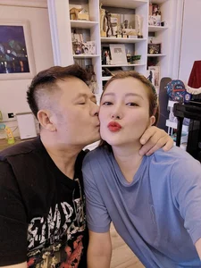 Vietnamese Entertainment Highlights: Dam Vinh Hung’s Airport Delay and Thanh Hang’s Stunning Fashion Moments - image 4