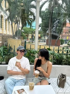 Vietnamese Entertainment Highlights: Dam Vinh Hung’s Airport Delay and Thanh Hang’s Stunning Fashion Moments - image 1