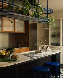 Warm 160m2 apartment for a young family transformed from a rigid office - image 2