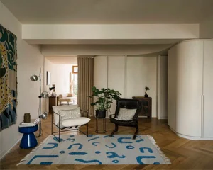 Warm 160m2 apartment for a young family transformed from a rigid office - image 1