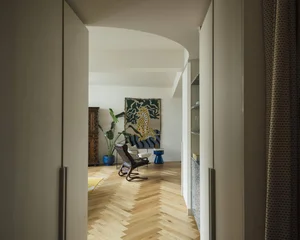Warm 160m2 apartment for a young family transformed from a rigid office - image 8
