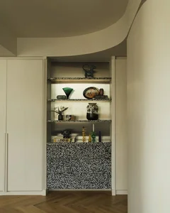 Warm 160m2 apartment for a young family transformed from a rigid office - image 3