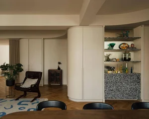 Warm 160m2 apartment for a young family transformed from a rigid office - image 9