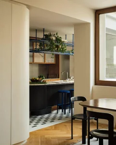 Warm 160m2 apartment for a young family transformed from a rigid office - image 13