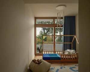 Warm 160m2 apartment for a young family transformed from a rigid office - image 6