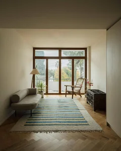 Warm 160m2 apartment for a young family transformed from a rigid office - image 7