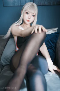 Sleek Silhouettes: The Minimalist Art of Kuro's Athletic Cosplay Aesthetic - image 1