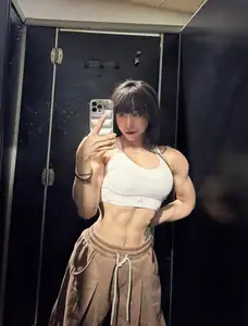 Dak Lak Female Athlete's Remarkable Transformation, Delicate Face vs. Power Body Captivates All - image 6