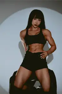 Dak Lak Female Athlete's Remarkable Transformation, Delicate Face vs. Power Body Captivates All - image 0