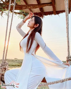 Le Bong in White Ao Dai: A Perfect Blend of Tradition and Modernity - image 32