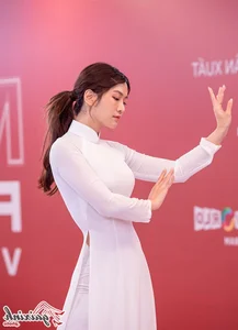 Le Bong in White Ao Dai: A Perfect Blend of Tradition and Modernity - image 23