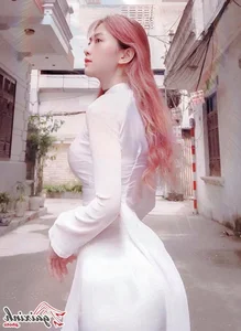 Le Bong in White Ao Dai: A Perfect Blend of Tradition and Modernity - image 14