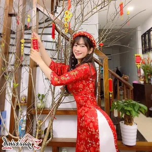 Le Bong in White Ao Dai: A Perfect Blend of Tradition and Modernity - image 1