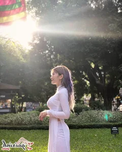 Le Bong in White Ao Dai: A Perfect Blend of Tradition and Modernity - image 6